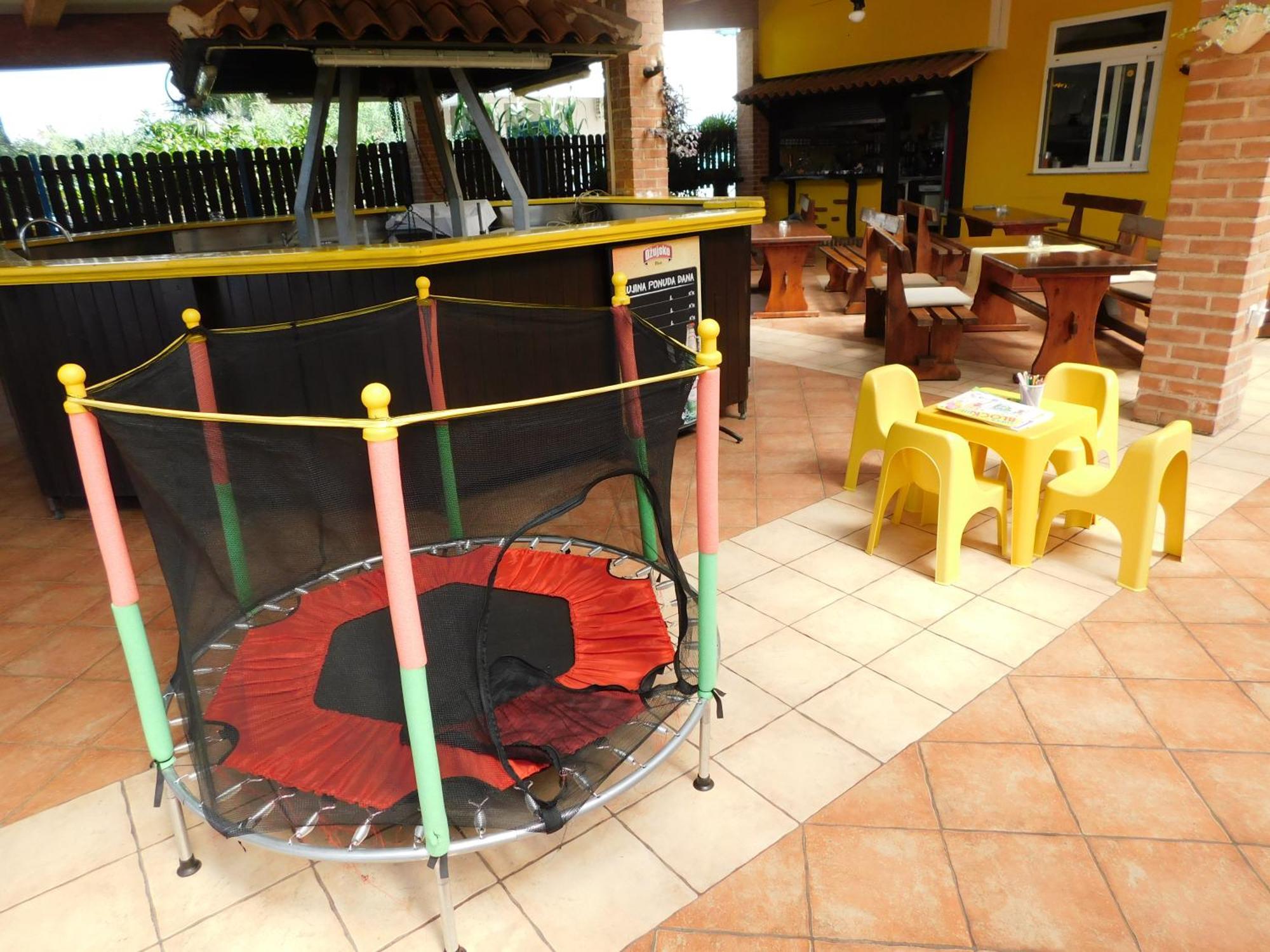 Biergarten เมดูลิน ภายนอก รูปภาพ