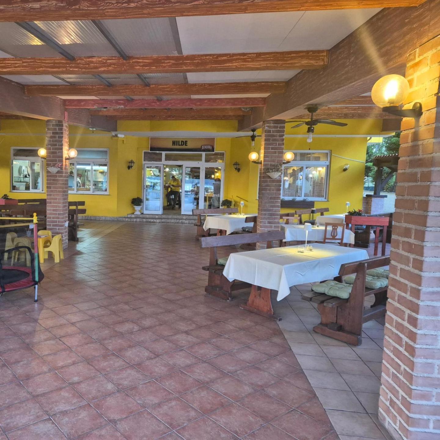 Biergarten เมดูลิน ภายนอก รูปภาพ
