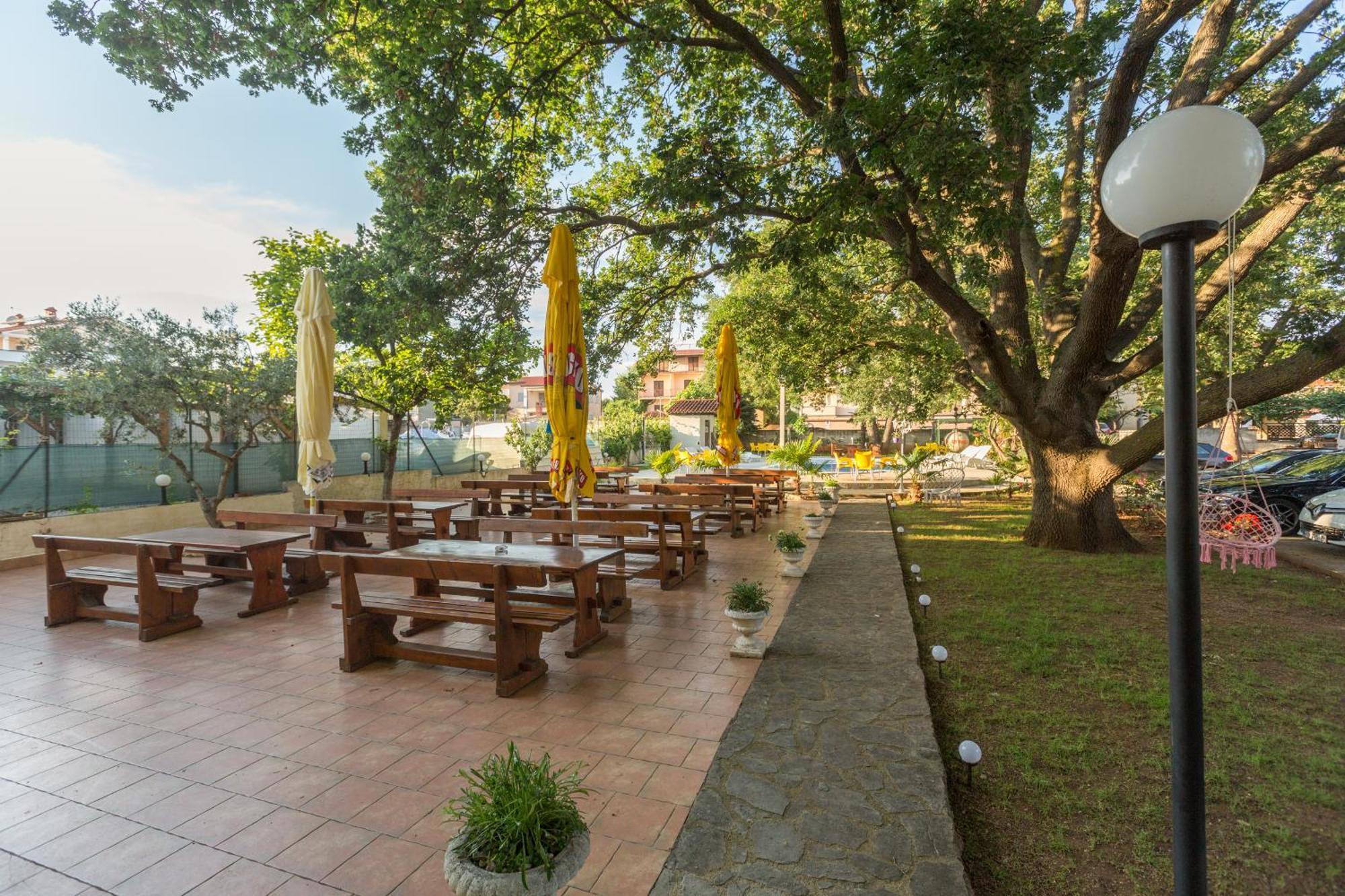 Biergarten เมดูลิน ภายนอก รูปภาพ