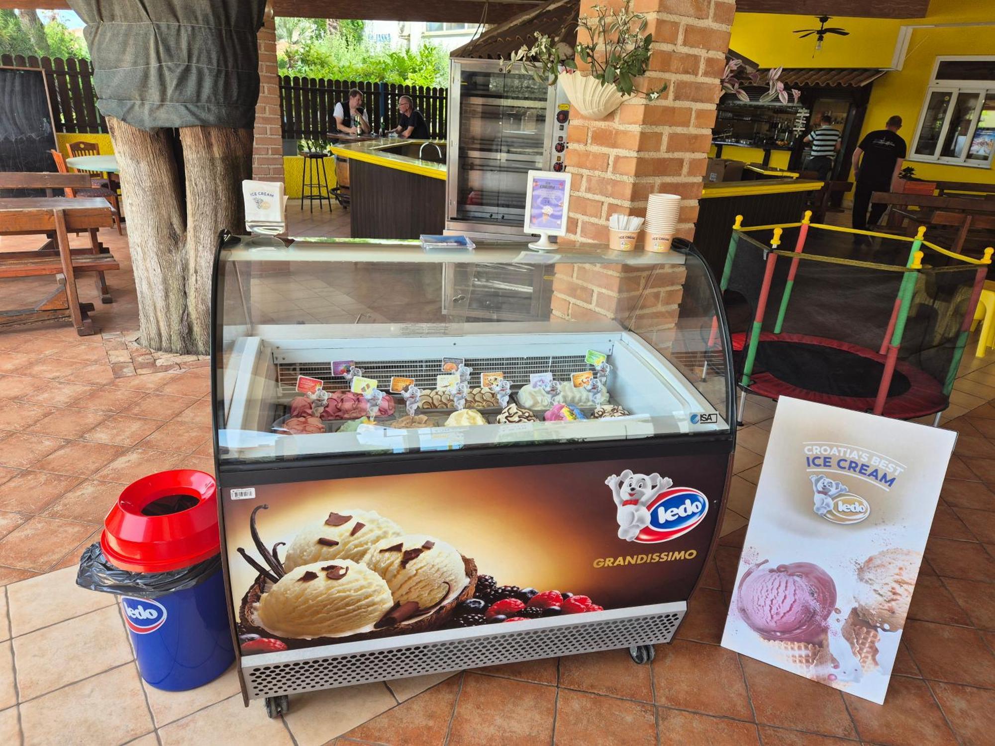 Biergarten เมดูลิน ภายนอก รูปภาพ